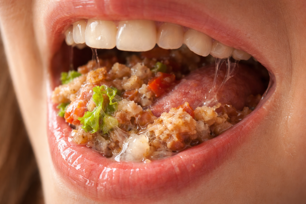 Gros plan sur la bouche et la mastication avec salive et enzymes